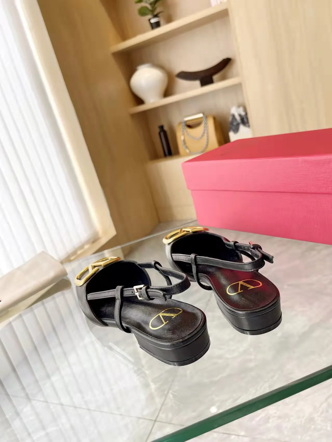 👟👟Ex-factory price 400👟👟 Genuine leather sole +40 Top version 𝑉𝐴𝐿𝐸𝑁𝑇𝐼𝑁𝑂 Valentino new spring and summer women's back hollow new sandals. Unique V-buckle hardware accessories bring out a full sense of luxury. The new season will live up to expectations! Worth buying★Absolutely high-grade❥Original method, Absolutely sensual❥Elegant style, creating a different feeling, simple and elegant style!  Code number: 35-41 (34-42 customized, non-returnable) Fabric: Imported sheepskin Inner foot pads: Inner sheepskin Heel height: 2 cm Leather outsole Rubber outsole